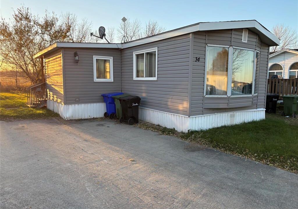 #1--34 Maplewood Crescent Morden