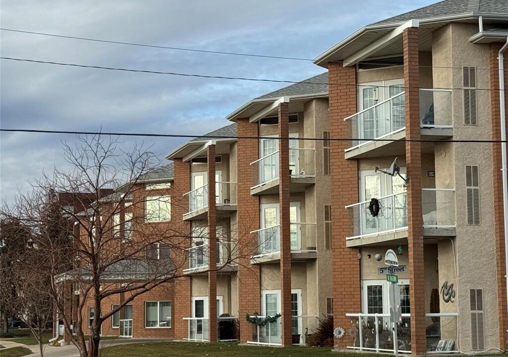 205-205 North Railway St pic