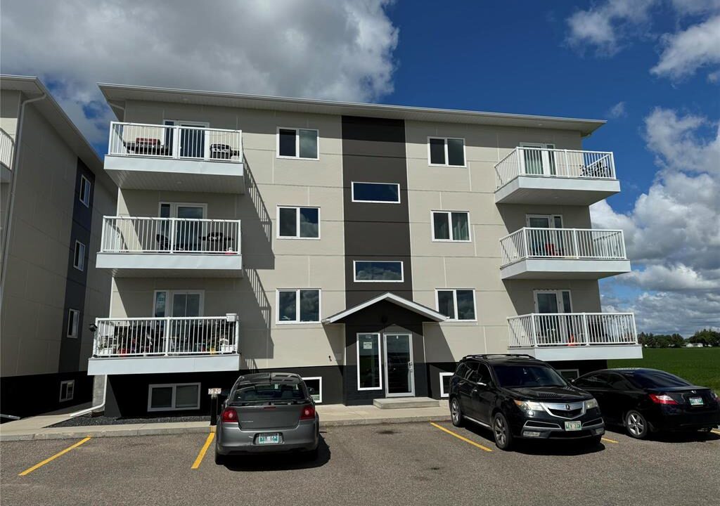 # 17-395 Loren Drive Morden